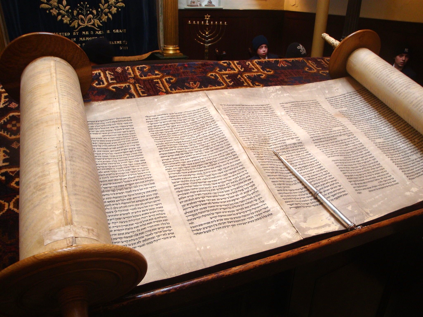 simchat-torah-why-do-we-rejoice-over-the-law-messianic-bible