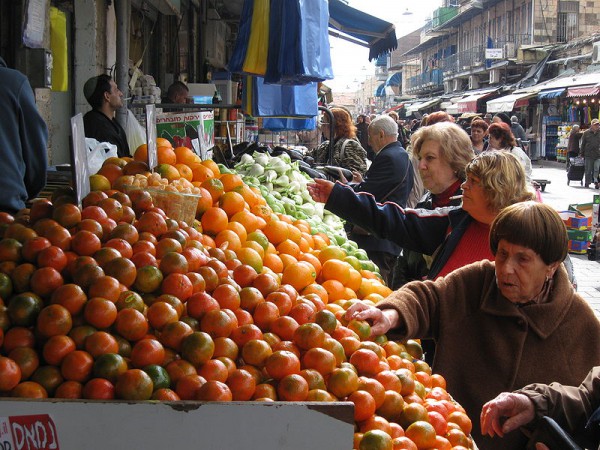 Mahane-Yehuda-market-Jerusalem-shoppers-fruit