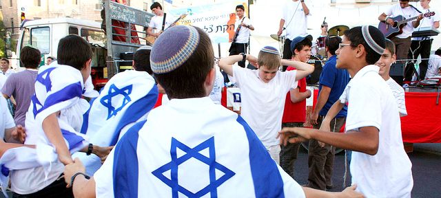 dancing-Yom-Yerushalayim-Jerusalem