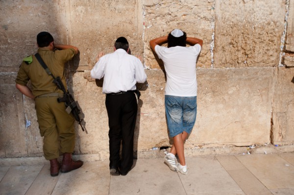 Men-Praying-Western Wall