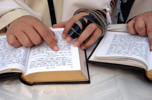 Reading-Torah-Tefillin