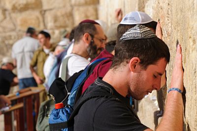 Men praying at Wailing Wall