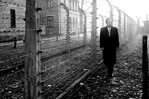 Ban-ki-Moon-Auschwitz-concentration-camp-fence