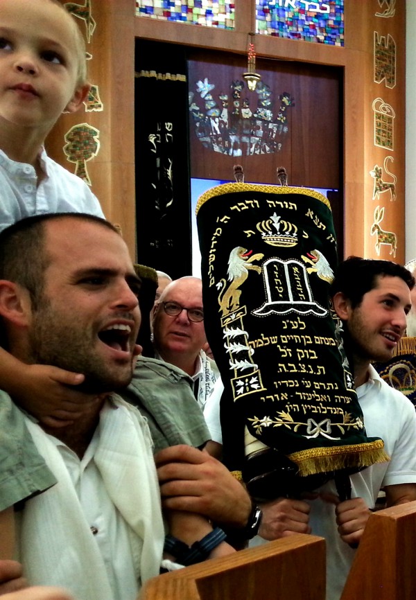 Rejoicing-Shul-Israel-Simchat-Torah