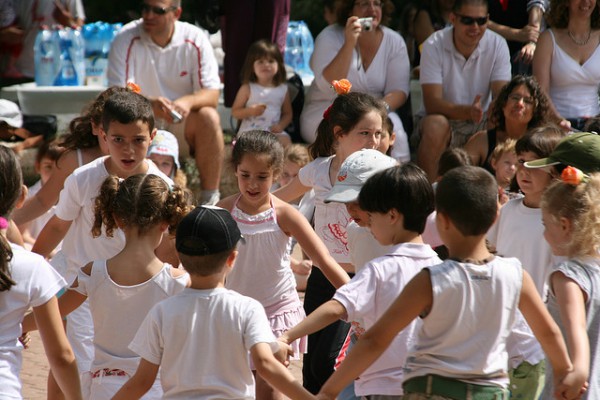 Israeli-children-dancing-community-event