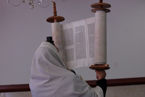 Jewish-man-lifting-Sefer-Torah