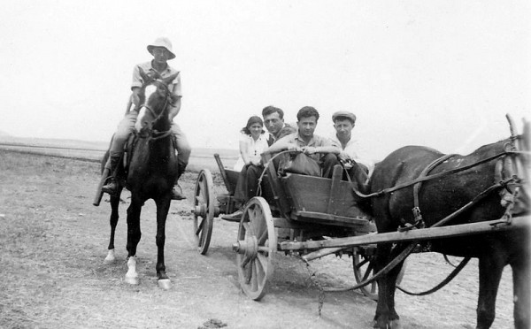 Kibbutz-pioneers-cart