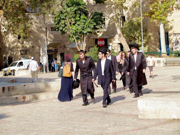 Jerusalem-street-ultra-Orthodox Jews