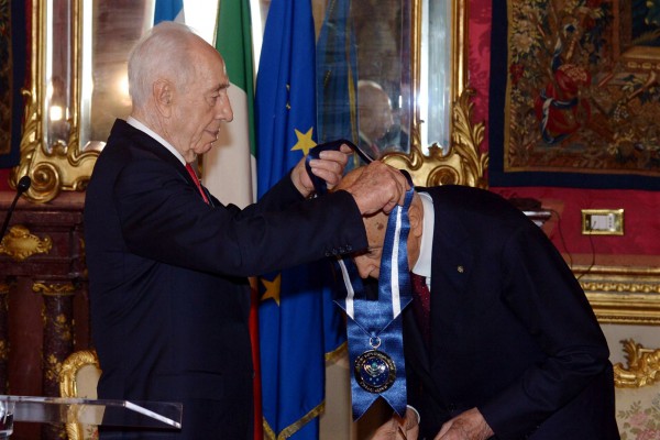 Israeli President Shimon Peres confers upon President Giorgio Napolitano Israel's Presidential Medal of Distinction