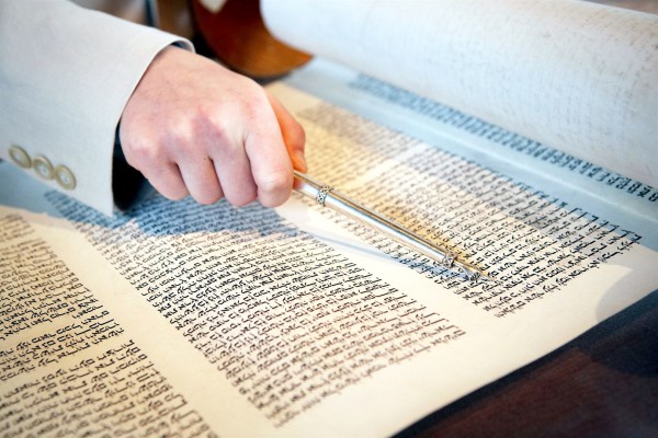Torah-scroll-yad