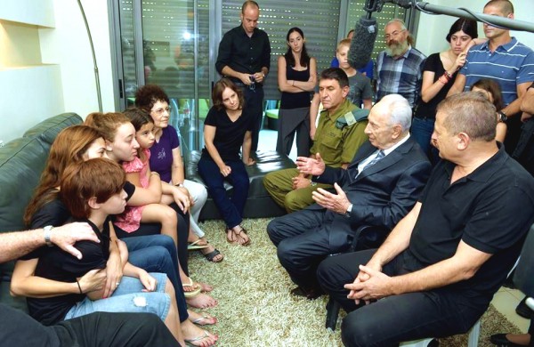 Operation Protective Edge-Peres comforts a family