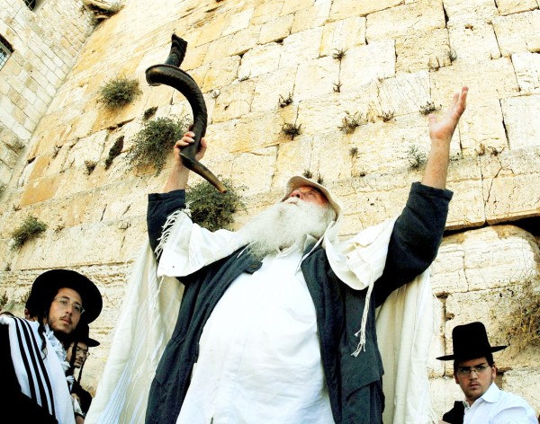 Orthodox-Jewish-man-prays-Government-Press-Office-GPO-Slichot-Prayer