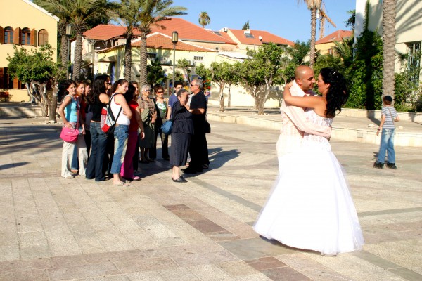 A bride and groom in Israel (Photo: Go Israel)