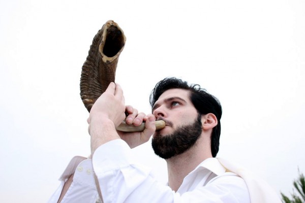 shofar-blower-Yom Kippur