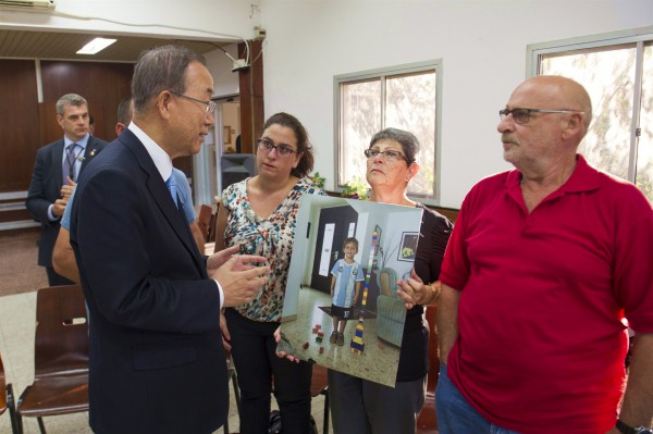 Secretary-General Ban Ki-moon (left) meets the Tragermans at Kibbutz Nirim in Israel.
