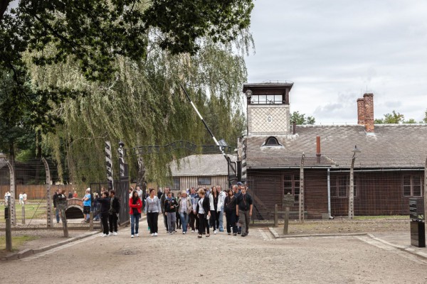 Auschwitz-visitors-Arbeit Macht Frei'