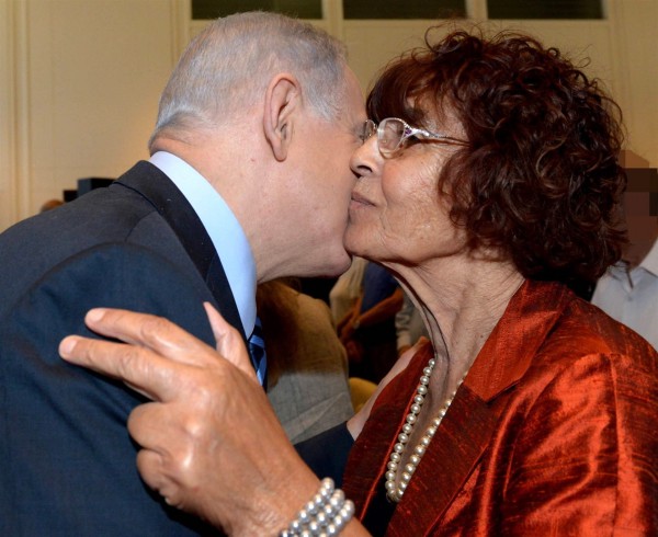 Israeli Prime Minister Benjamin Netanyahu greets Eli Cohen's widow, Nadia.