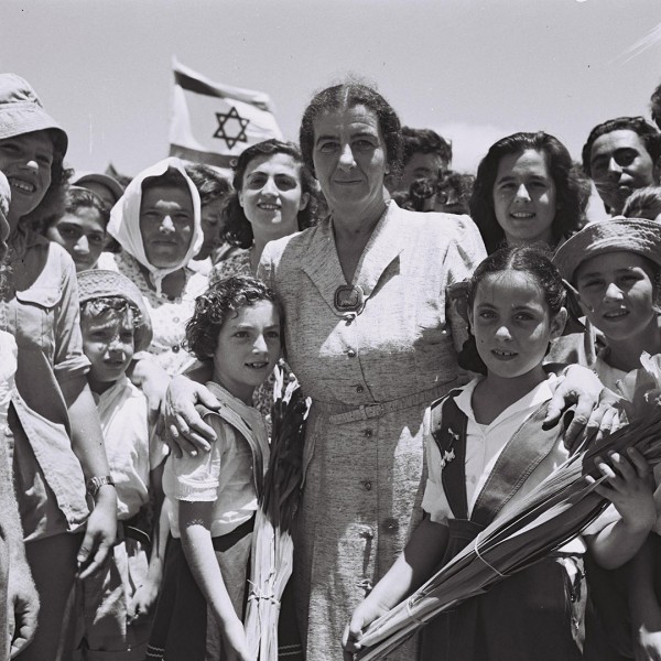 Golda Meir, who became Israel’s only female prime minister to date, was Secretary of the women’s HeChalutz chapter in the USA from 1932–1934. In this 1950 photo, she is standing with children from Kibbut Shefayim, which was founded in 1935 by Polish immigrants in central Israel.