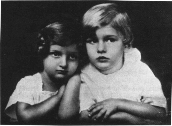 Hannah Szenes and her brother Giora, 1924