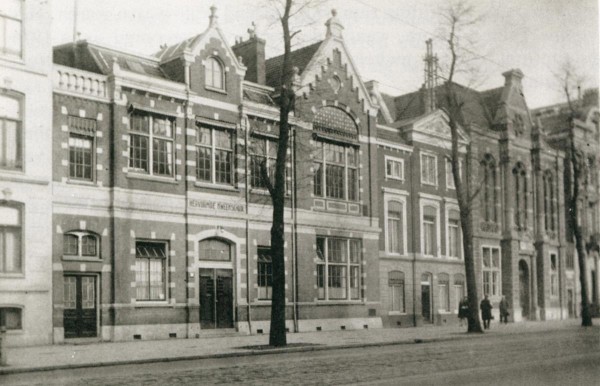 1925 photo of the Christian Kweekschool (left), which Johan van Hulst directed and the nursery to the right of the school, with the white window frames. (Joods Cultureel Kwartier, fair use)